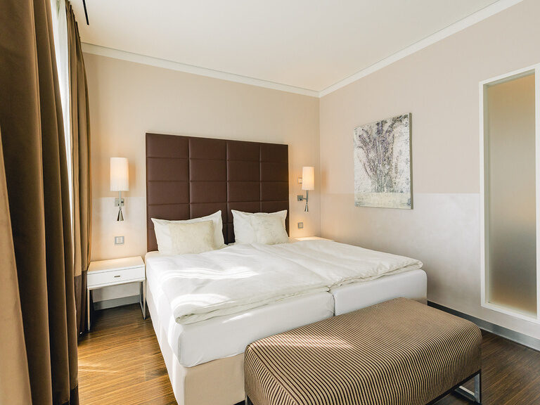 Helles Doppelzimmer im Eberhards am Wasser mit großem Bett und moderner Einrichtung